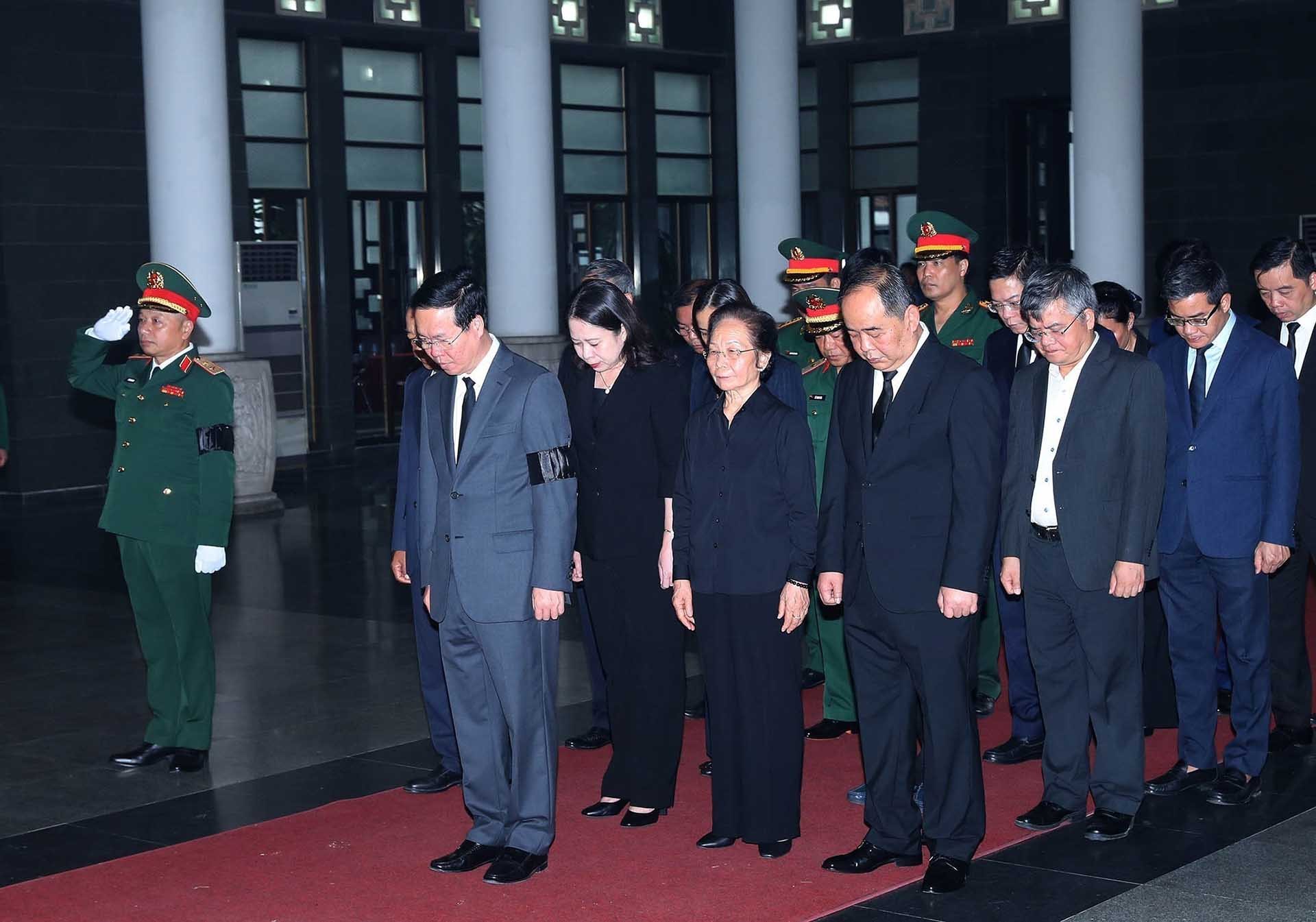 Đoàn Chủ tịch nước do Chủ tịch nước Võ Văn Thưởng dẫn đầu, viếng Thượng tướng Nguyễn Chí Vịnh. (Nguồn: TTXVN)