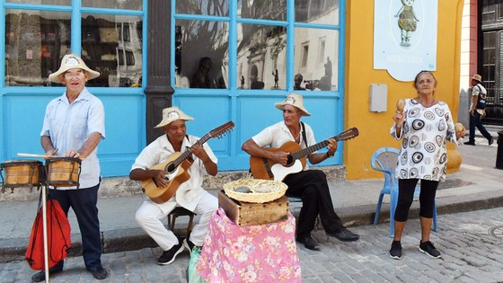 Các nghệ sĩ dân gian biểu diễn tại Trung tâm Lịch sử La Habana (được UNESCO bầu chọn là di sản thế giới vào năm 1982). Ảnh: THX ảnh 2