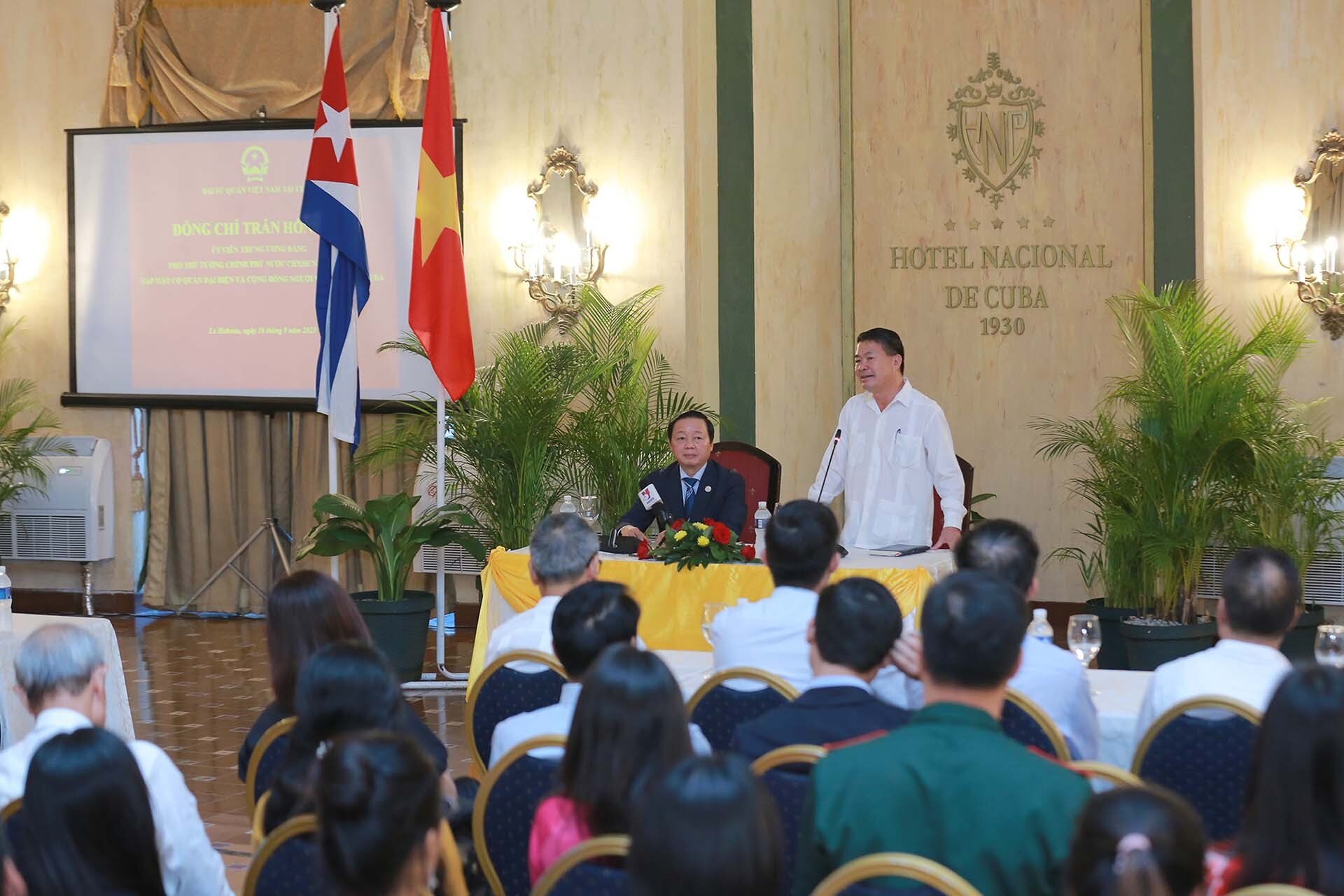 Đại sứ Việt Nam tại Cuba Lê Thanh Tùng báo cáo Phó Thủ tướng Trần Hồng Hà về những kết quả hoạt động nổi bật của Cơ quan đại diện và cộng đồng người Việt Nam tại Cuba. (Nguồn: VGP)