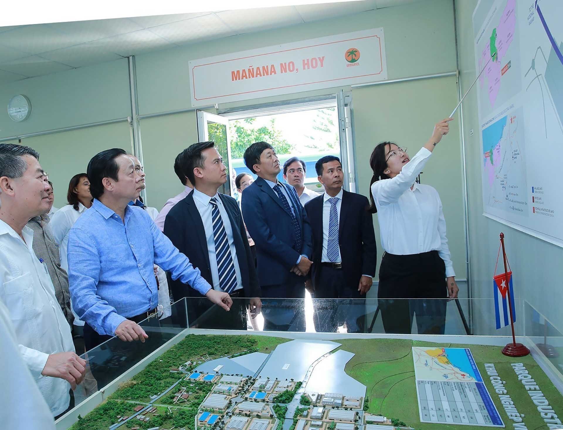 Phó Thủ tướng Trần Hồng Hà nghe giới thiệu về khu công nghiệp ViMariel, khu kinh tế đầu tiên và duy nhất do doanh nghiệp Việt Nam đầu tư tại Cuba. (Nguồn: TTXVN)
