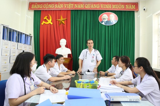 Phó Giám đốc Bệnh viện Đa khoa tỉnh Hà Tĩnh cùng các khoa liên quan tiến hành hội chẩn và lên phác đồ cấp cứu cho bệnh nhi N.T.K.N. ảnh 1