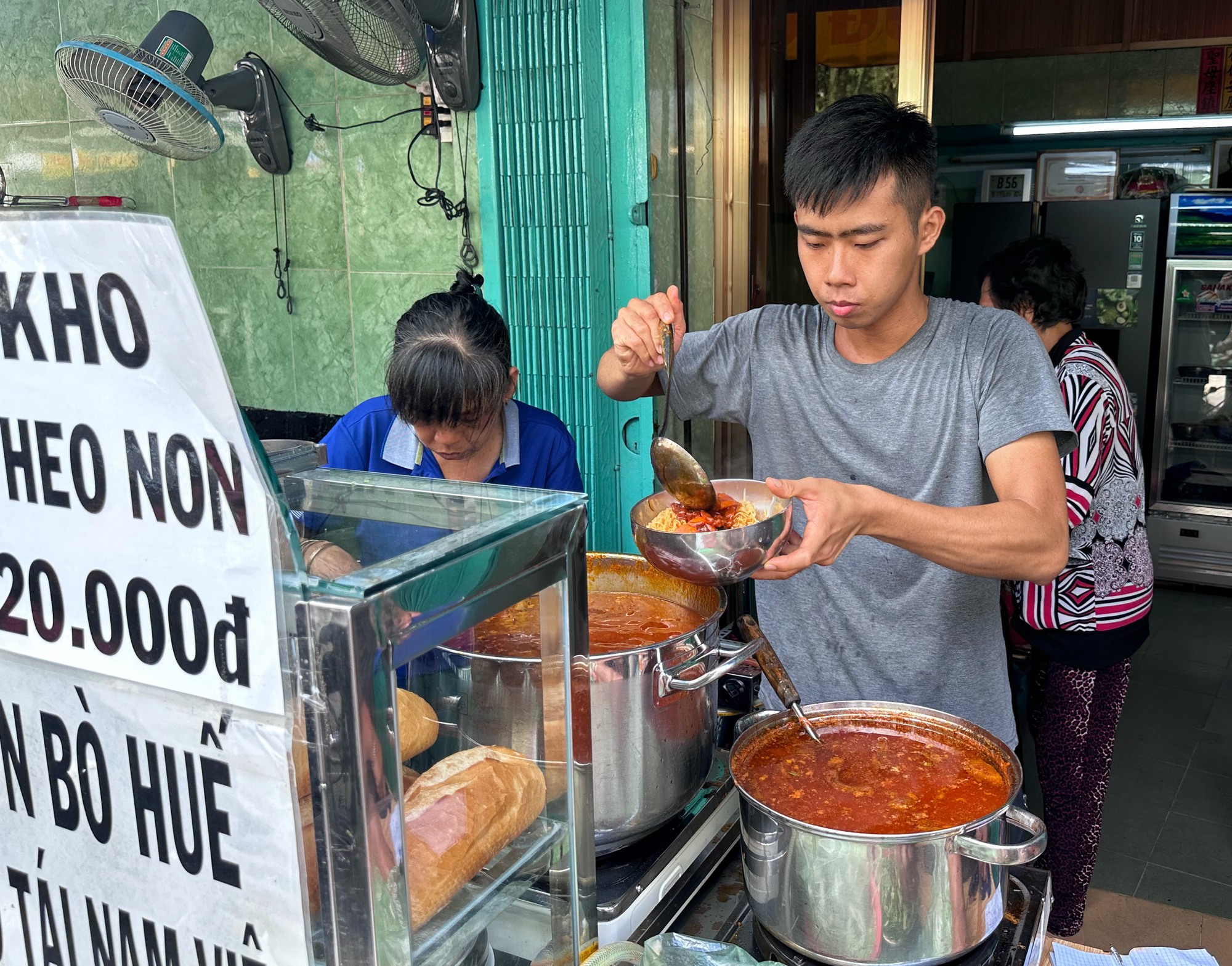 Độc lạ quán ăn người Hoa khu Chợ Lớn giá 15.000 - 20.000 đồng/phần, khách đông nghẹt - Ảnh 3.