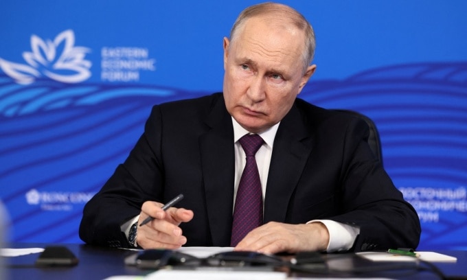 Tổng thống Putin họp trực tuyến với các đại diện doanh nghiệp và quan chức tham dự Diễn đàn Kinh tế phương Đông lần thứ 8 ở Vladivostok, Nga, hôm 12/9. Ảnh: Reuters