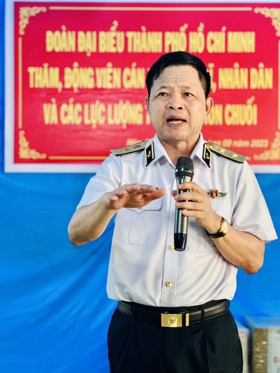 Trung tướng Nguyễn Văn Bổng, Chính ủy Quân chủng Hải quân đề nghị cán bộ chiến sĩ cùng người dân trên đảo quan tâm tới vấn đề môi trường, đặc biệt là rác thải xây dựng. Ảnh: CHÍ THẠCH ảnh 2