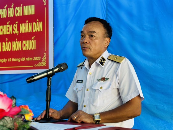 Chuẩn Đô đốc Phạm Văn Quang, Phó Chủ nhiệm Chính trị Hải quân ghi nhận nỗ lực của cán bộ, chiến sĩ đã vượt qua khó khăn, hoàn thành tốt nhiệm vụ. ảnh 3