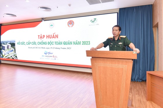 Thiếu tướng, TS Trần Quốc Việt, Giám đốc Bệnh viện Quân Y 175 thông tin tại hội nghị ảnh 2