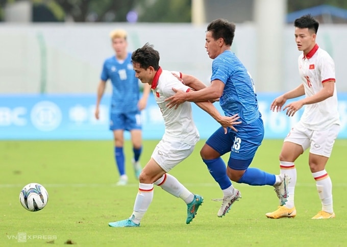 Nguyễn Đức Phú (áo trắng trái) là một trong ba cầu thủ Việt Nam nhận thẻ vàng ở trận thắng 4-2 Mông Cổ.