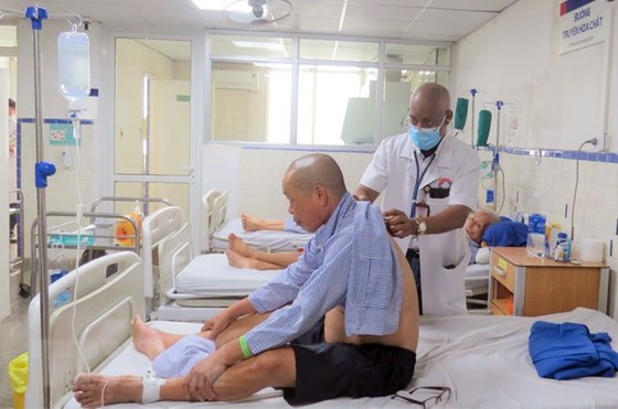 Giáo sư Jusús de los Santos Renó Céspedes, chuyên gia hàng đầu về chuyên ngành Ung bướu ở Cuba, thăm khám cho các bệnh nhân tại khoa Ung bướu, Bệnh viện Hữu nghị Việt Nam - Cuba Đồng Hới. Ảnh: TTXVN ảnh 3