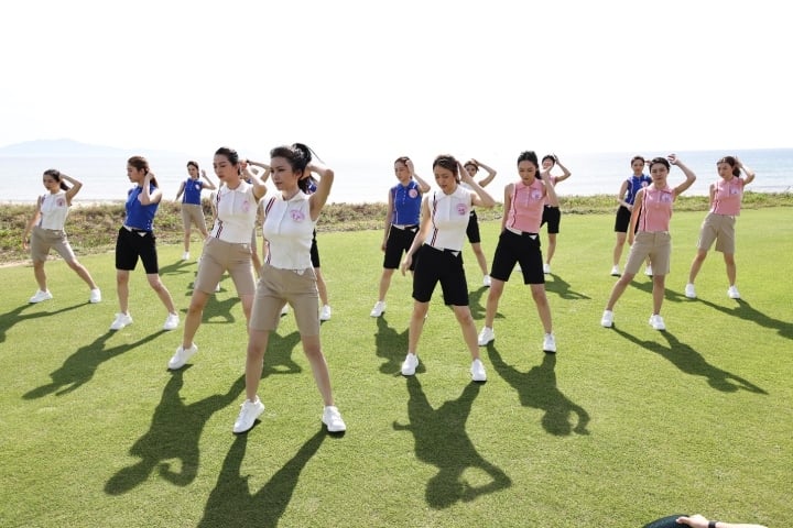 Các thí sinh thể hiện tài năng khiêu vũ tại sân Golf hàng đầu Việt Nam, Hoiana Shores Golf Club.
