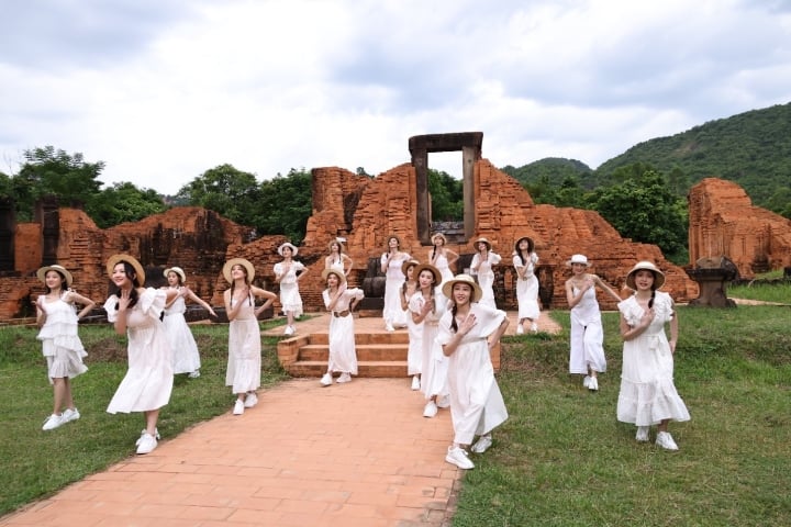 16 thí sinh tham quan Thánh địa Mỹ Sơn, Di sản Thế giới được UNESCO công nhận.
