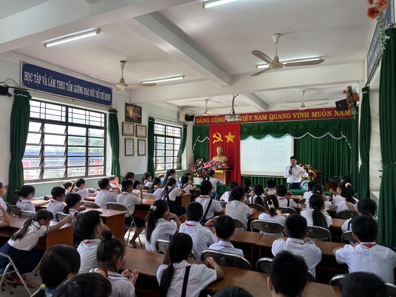 Trẻ em tiểu học Trường Tân Định thị xã Bến Cát tham dự lớp tập huấn​.