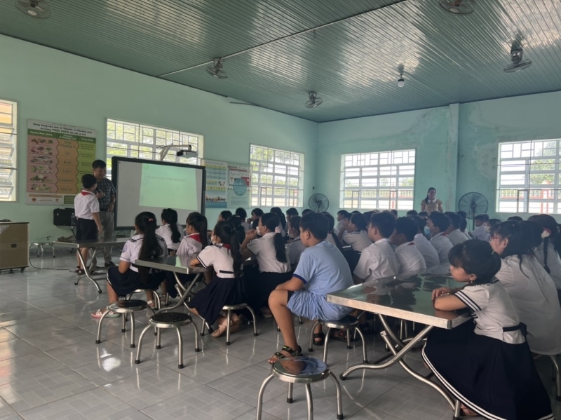 Trẻ em tiểu học Trường Thường Tân huyện Bắc Tân Uyên tham dự lớp tập huấn.