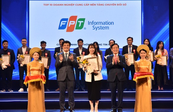FPT giành được 9 giải thưởng tại chương trình tốp 10 Doanh nghiệp công nghệ số xuất sắc Việt Nam 2023. Ảnh: T.B ảnh 4