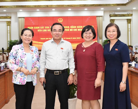 Chủ tịch HĐND TPHCM Nguyễn Thị Lệ và các đại biểu tham gia đoàn giám sát. Ảnh VIỆT DŨNG ảnh 4