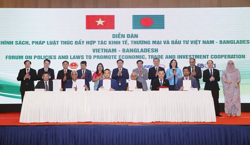 Chủ tịch Quốc hội Vương Đình Huệ đã chứng kiến lễ ký kết các Bản ghi nhớ (MoU) giữa doanh nghiệp Việt Nam - Bangladesh. Ảnh: Doãn Tấn