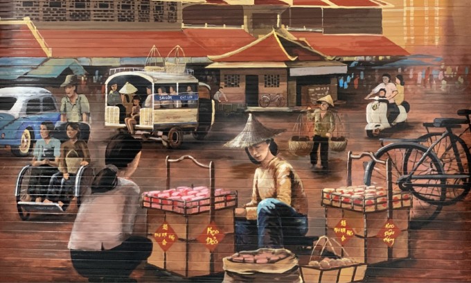 Bức bích họa kế bên tiệm tái hiện cơ ngơi đầu tiên của nhà anh Triệu An là gánh bánh pía bán trong chợ Lớn.
