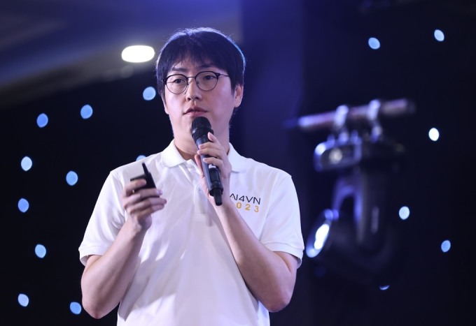 Ông Ha Jung Woo, đại diện Naver chia sẻ về AI tạo sinh tại sự kiện. Ảnh: Thanh Tùng