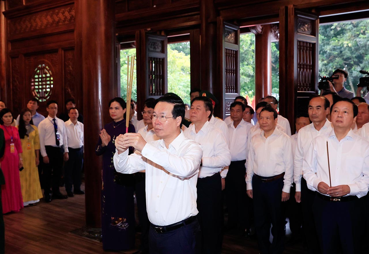 Chủ tịch nước Võ Văn Thưởng dâng hương tại Nhà lưu niệm Bác Hồ ở Lào Cai. Ảnh: Thống Nhất – TTXVN