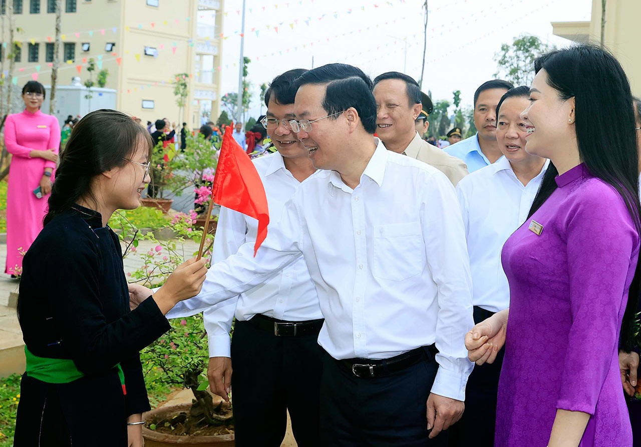 Chủ tịch nước Võ Văn Thưởng thăm Trường THPT Dân tộc Nội trú tỉnh Lào Cai. Ảnh: Thống Nhất – TTXVN
