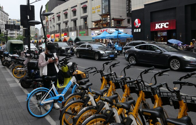 Xe đạp cho thuê qua app tại mọi tuyến phố ở Hàng Châu. Ảnh: Trịnh Hằng