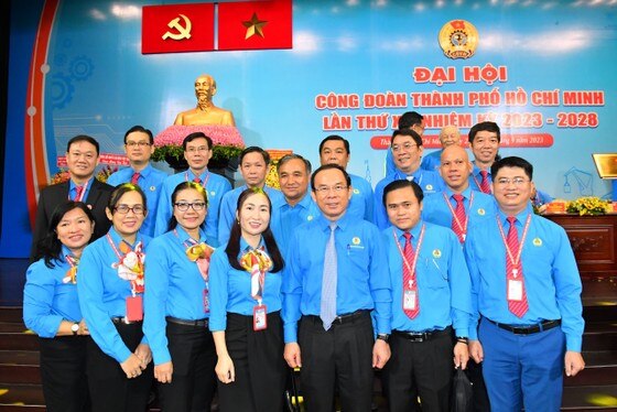 Đồng chí Nguyễn Văn Nên cùng đoàn đại biểu Công đoàn Viên chức TPHCM tại Đại hội. Ảnh: VIỆT DŨNG ảnh 3