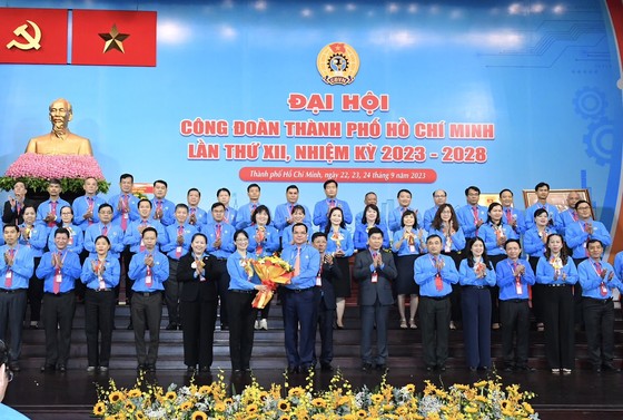 Chủ tịch Tổng LĐLĐ Việt Nam Nguyễn Đình Khang tặng hoa chúc mừng Ban chấp hành khóa mới. Ảnh: VIỆT DŨNG ảnh 8