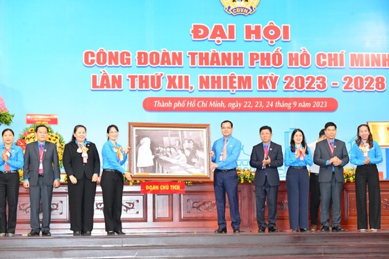 Chủ tịch Tổng LĐLĐ Việt Nam Nguyễn Đình Khang trao tặng bức tranh Bác Hồ, Bác Tôn đến đại hội. Ảnh: VIỆT DŨNG ảnh 6