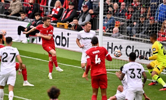 Tiền đạo Jota ấn định tỷ số 3-1 cho Liverpool trong trận thắng West Ham 3-1 trên sân nhà Anfield ở vòng 6 Ngoại hạng Anh ngày 24/9. Ảnh: Liverpool FC