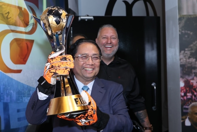 Thủ tướng nâng cúp vô địch FIFA Club World Cup 2012 của Corinthians và đeo đôi găng tay của người gác đền, thủ môn Cassio, người đạt danh hiệu Quả bóng vàng trong giải đấu này. Ảnh: Nhật Bắc