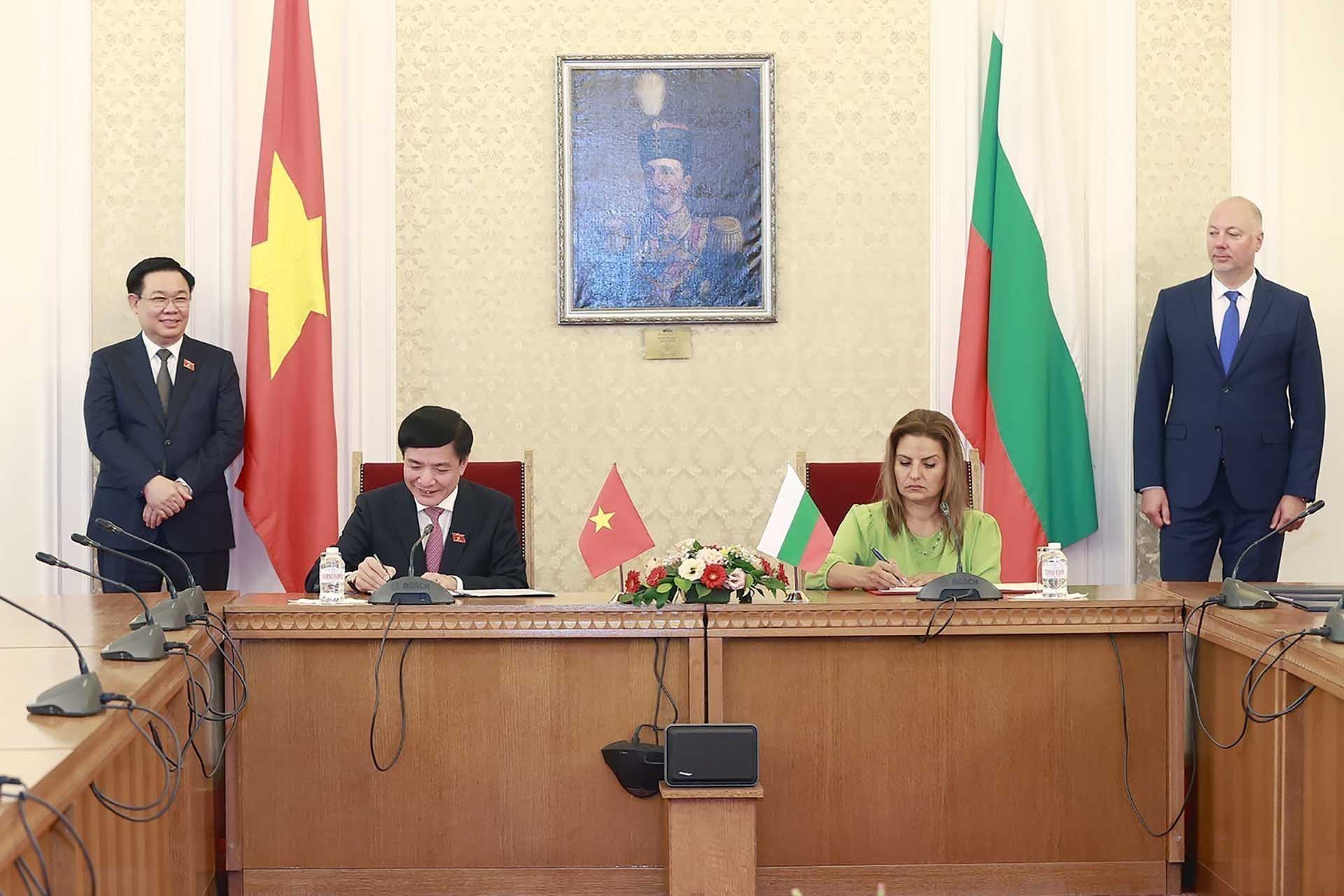 Chủ tịch Quốc hội Vương Đình Huệ và Chủ tịch Quốc hội Bulgaria Rosen Zhelyazkov chứng kiến lễ ký Thỏa thuận hợp tác giữa Văn phòng Quốc hội Việt Nam và Văn phòng Quốc hội Bulgaria. (Nguồn: TTXVN)