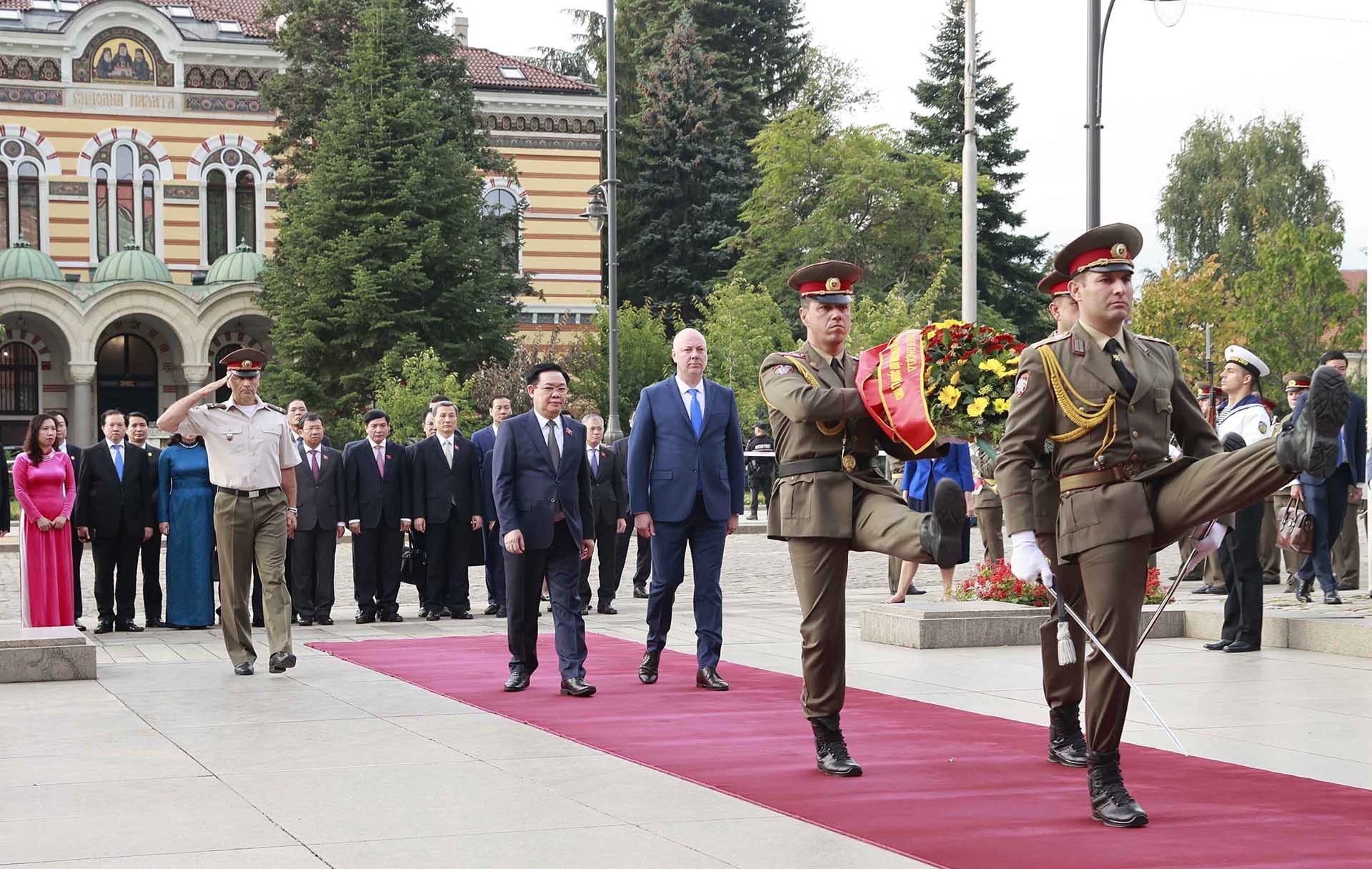 Chủ tịch Quốc hội Vương Đình Huệ cùng Chủ tịch Quốc hội Bulgaria Rosen Zhelyazk đến đặt hoa tại Tượng đài Chiến sĩ vô danh ở thủ đô Sofia. (Nguồn: TTXVN)