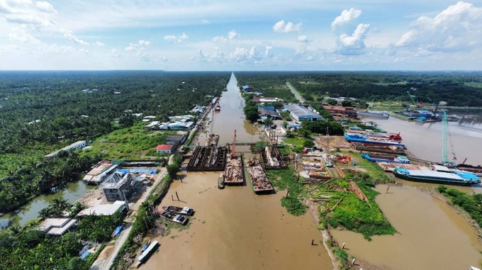 Công trình xây dựng cống ngăn mặn kênh Nguyễn Tấn Thành đang được xây dựng. Ảnh: Hoàng Nam