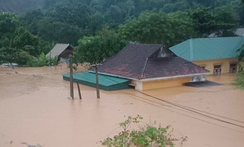 Hơn 1.200 nhà dân bị ngập sâu 1-5 m do mưa lớn cùng với việc các thuỷ điện xả lũ - Ảnh 4.