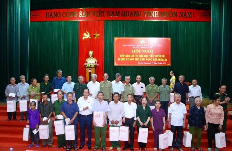 Bộ trưởng Đào Ngọc Dung trao tặng tặng quà cho gia đình người có công, hộ nghèo huyện Thường Xuân.