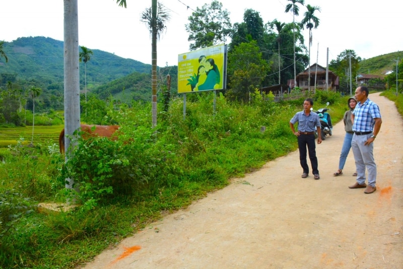 Phạm Thị Trầm(đứng giữa) thăm mô hình cấp giống và bao tiêu sản phẩm bò do Phòng LĐ-TB&XH huyện Sơn Tây cấp cho người dân. 
