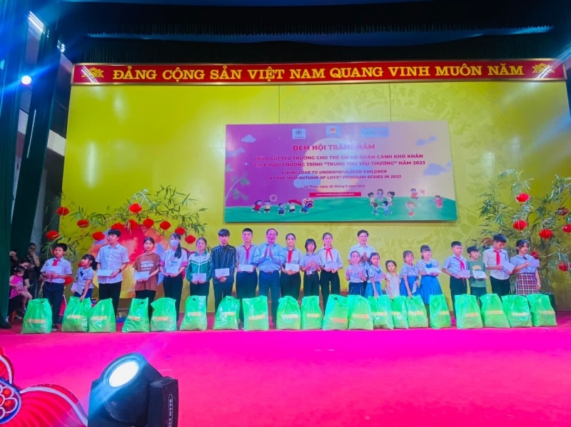 Ngân hàng thực phẩm Việt Nam va Hội Chữ thập đỏ Tỉnh Quảng Bình đã tổ chức, triển khai chương trình “Trung thu yêu thương cho hơn 500 trẻ em khó khăn trên địa bàn tỉnh Quảng Bình.