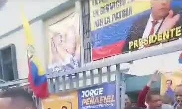 Ứng viên tổng thống Ecuador bị bắn chết