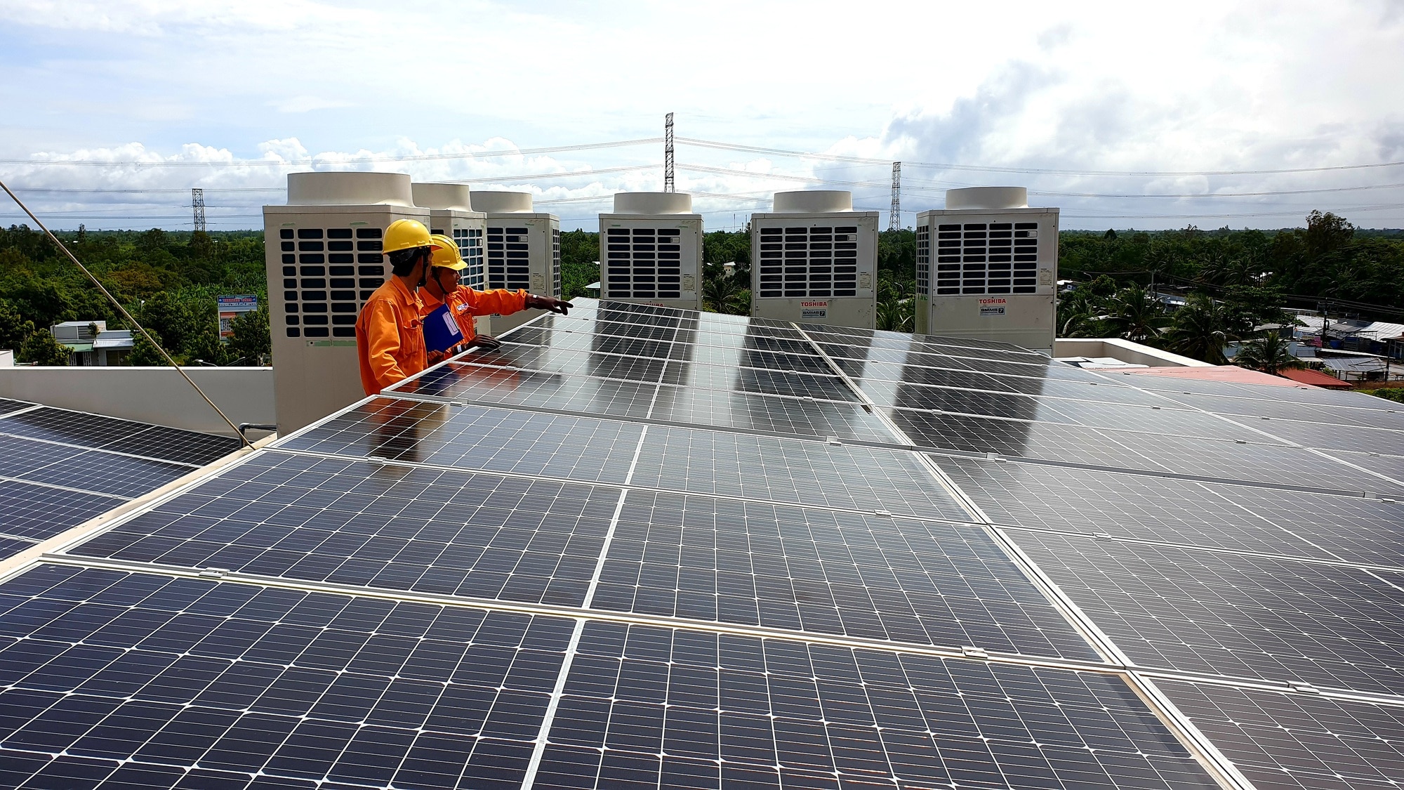 ADB tài trợ 13,8 tỉ USD cho điện mặt trời mái nhà ở Việt Nam - Ảnh 1.