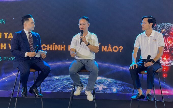 Ông Lê Đăng Ngọc (giữa) và TS. Nguyễn Hữu Huân (phải) tại phần thảo luận của AI Workshop đầu tiên. Ảnh: Hà An
