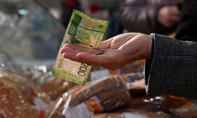 Khách hàng trả tiền tại một khu chợ ở thành phố Omsk của Nga hồi năm 2021. Ảnh: Reuters
