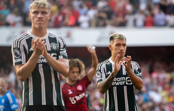 Tân binh Rasmus Hojlund (trái) và các đồng đội cảm ơn CĐV sau trận thua Arsenal ngày 3/9. Ảnh: AFP