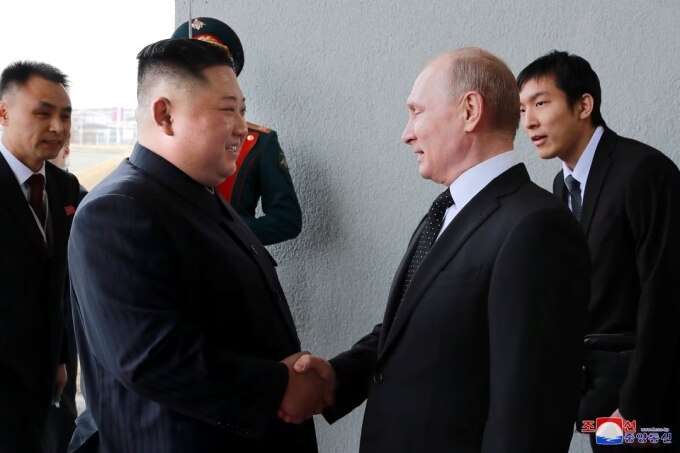 Tổng thống Nga Vladimir Putin (phải) và lãnh đạo Triều Tiên Kim Jong-un tại Vladivostok hồi tháng 4/2019. Ảnh: KCNA