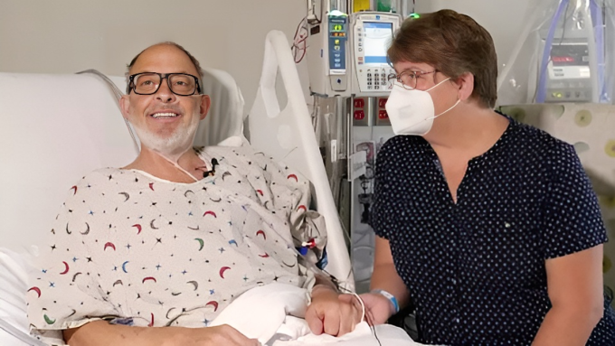 Lawrence Faucette (trái) cùng vợ (phải) tại bệnh viện Đại học Maryland trước khi được ghép tim lợn. Ảnh: University of Maryland Medical Center