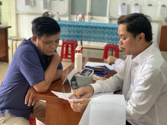 TS-BS Nguyễn Hoàng Hải, Giám đốc Bệnh viện Nhân dân Gia Định đang thăm khám, tư vấn cho người dân