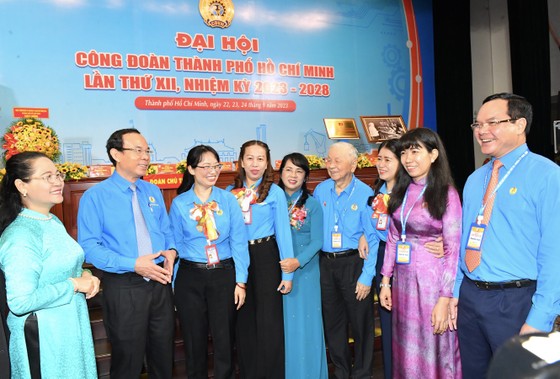 Các đồng chí lãnh đạo, nguyên lãnh đạo Thành ủy TPHCM, Tổng LĐLĐ Việt Nam trao đổi với các đại biểu dự Đại hội Công đoàn TPHCM sáng 24-9. Ảnh: VIỆT DŨNG ảnh 2