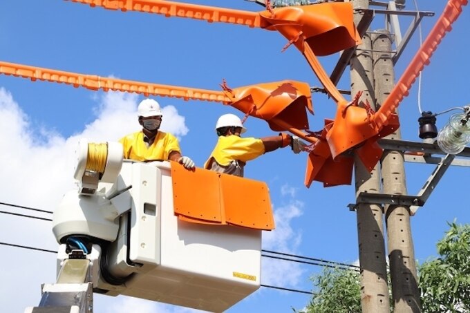 Công nhân Điện lực TP HCM sửa chữa điện trong mùa nắng nóng 2023. Ảnh: EVN