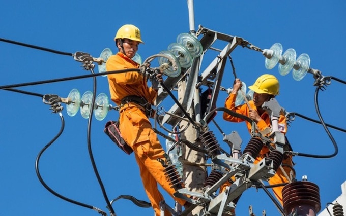 Công nhân Điện lực Hà Nội sửa chữa trên đường dây, đảm bảo điện mùa nắng nóng 2022. Ảnh: EVN