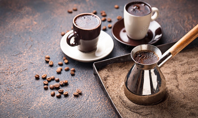 Cà phê Thổ Nhĩ Kỳ được pha theo cách truyền thống là đun sôi nước trong cát nóng. Ảnh: Adobe Stock