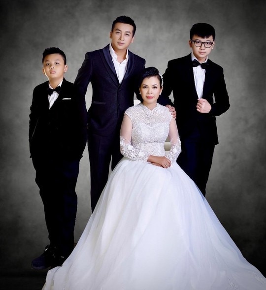 Ca sĩ Lưu Thiên Ân và bà xã Phan Tường Loan kỉ niệm 18 năm ngày cưới - Ảnh 1.