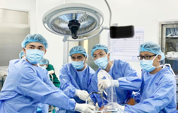 Bác sĩ Ân (thứ hai từ trái sang) trong một ca phẫu thuật điều trị bệnh lý xương khớp. Ảnh: Bệnh viện Đa khoa Tâm Anh